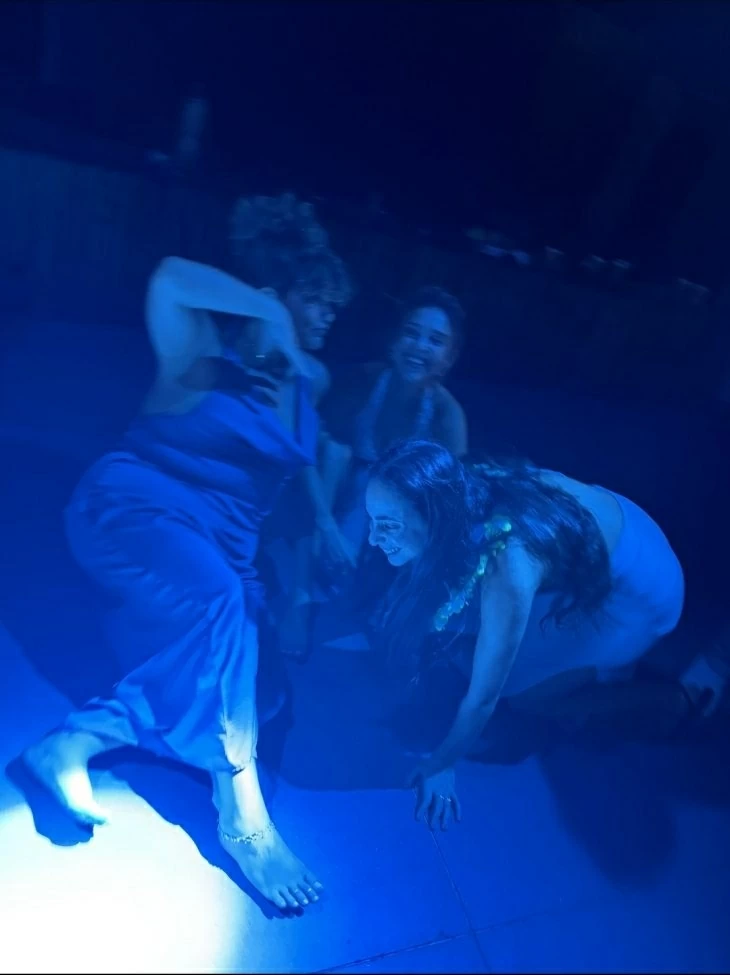 תמונה מחוות הדעת של yuval: הכלה וחברות רוקדות בתאורה כחולה